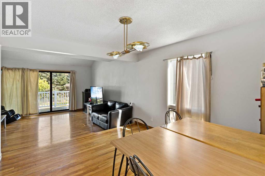 Single Family House for Sale in  Edgedale Drive NW Edgemont Calgary 