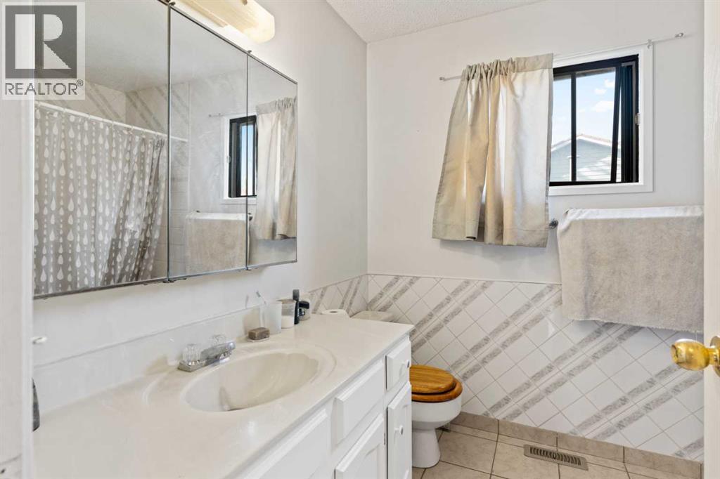 Single Family House for Sale in  Edgedale Drive NW Edgemont Calgary 