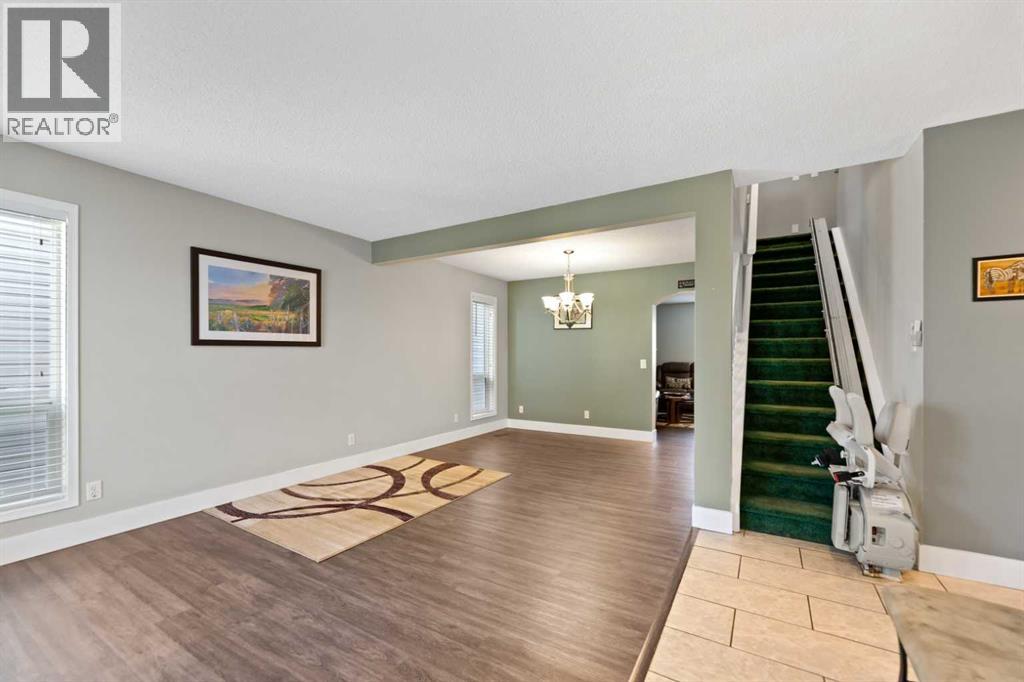 Single Family House for Sale in  Coral Springs Close NE Coral Springs Calgary 