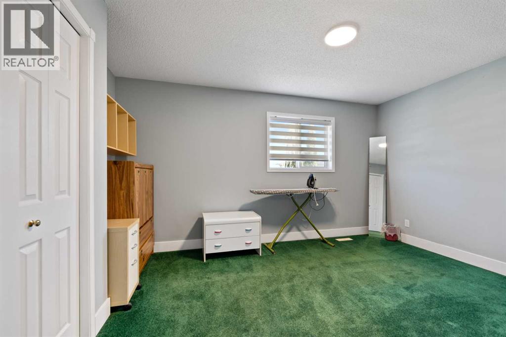 Single Family House for Sale in  Coral Springs Close NE Coral Springs Calgary 