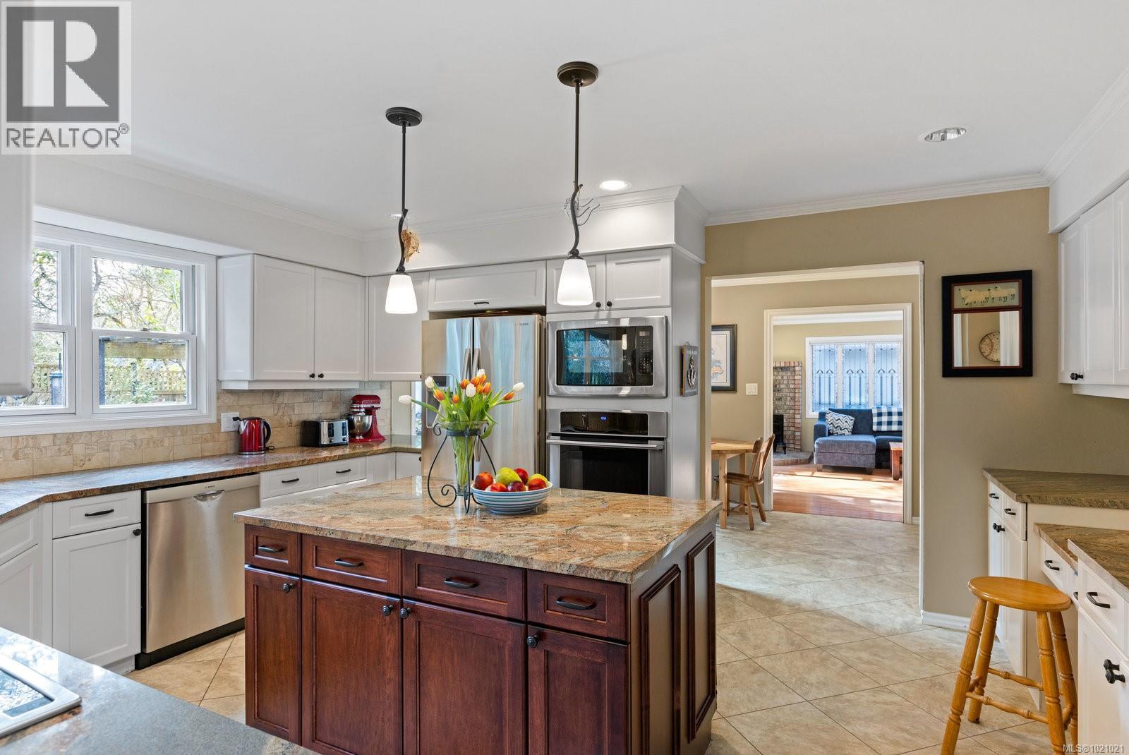  3913 Gibson Court, Saanich