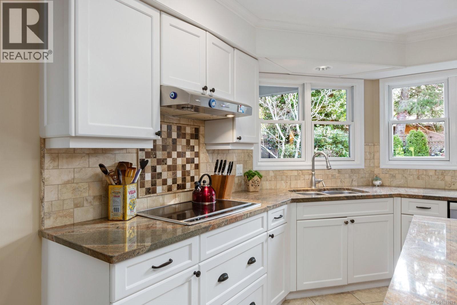  3913 Gibson Court, Saanich