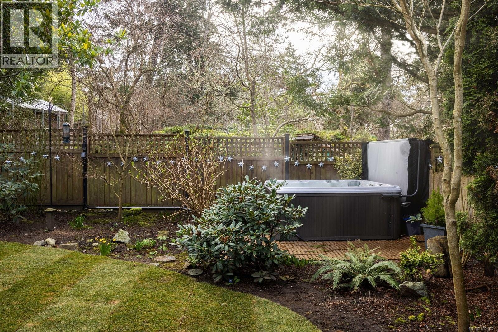 3913 Gibson Court, Saanich