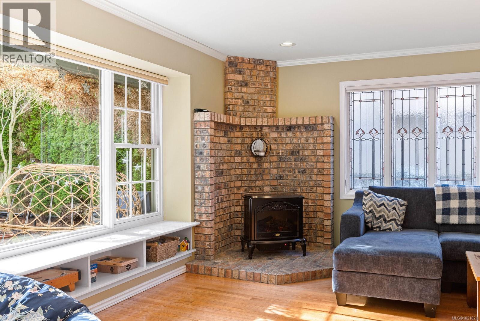  3913 Gibson Court, Saanich