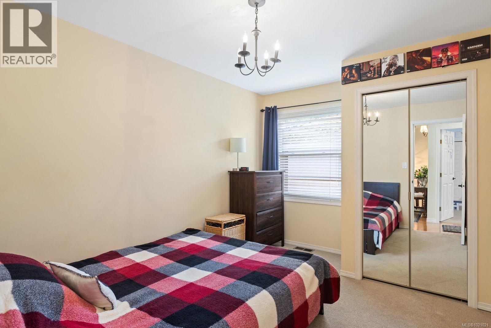  3913 Gibson Court, Saanich