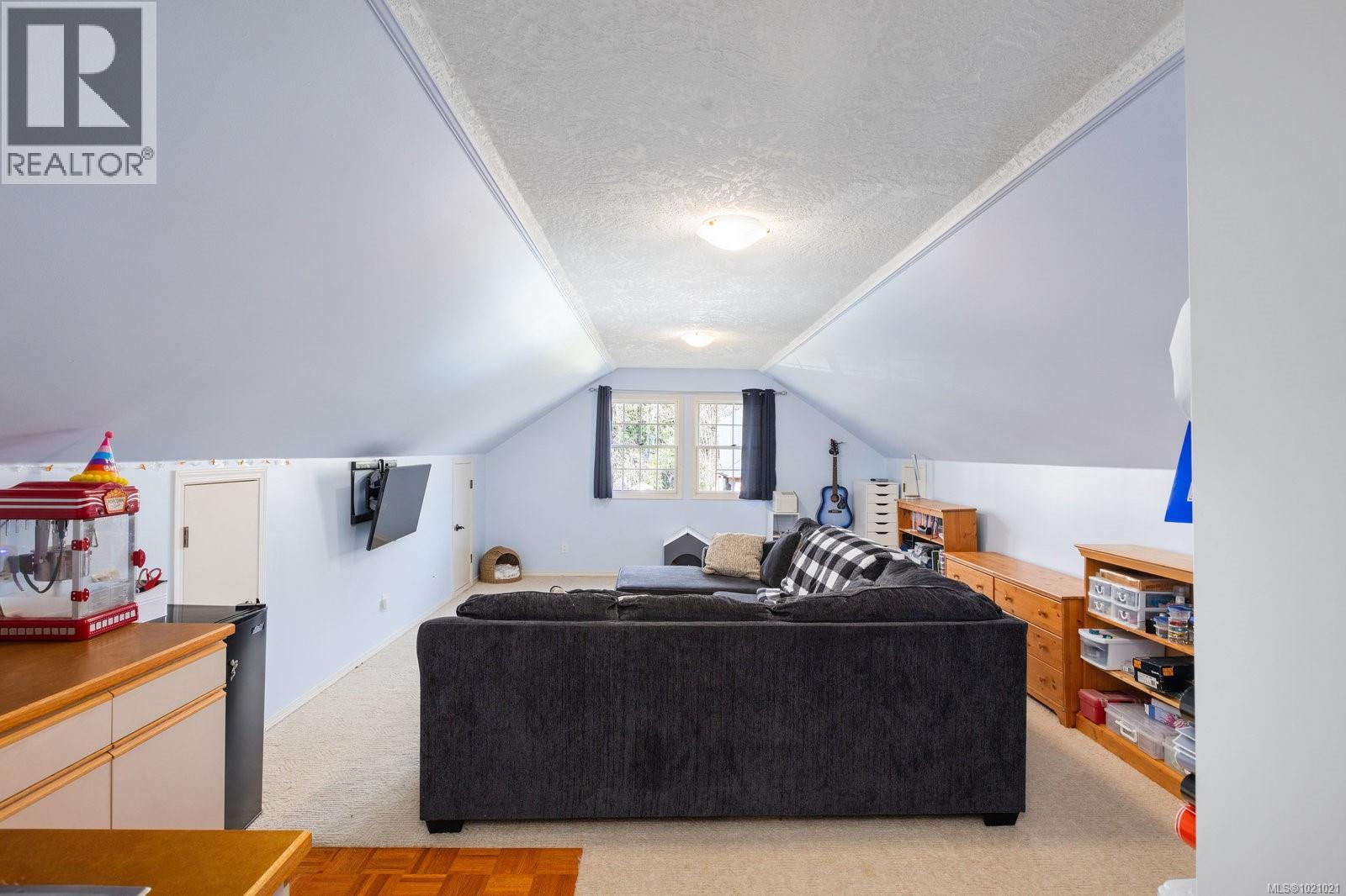  3913 Gibson Court, Saanich