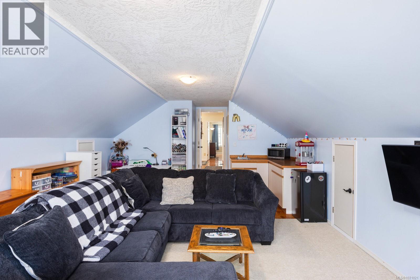  3913 Gibson Court, Saanich