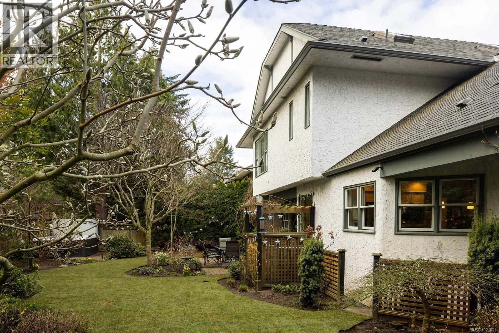  3913 Gibson Court, Saanich