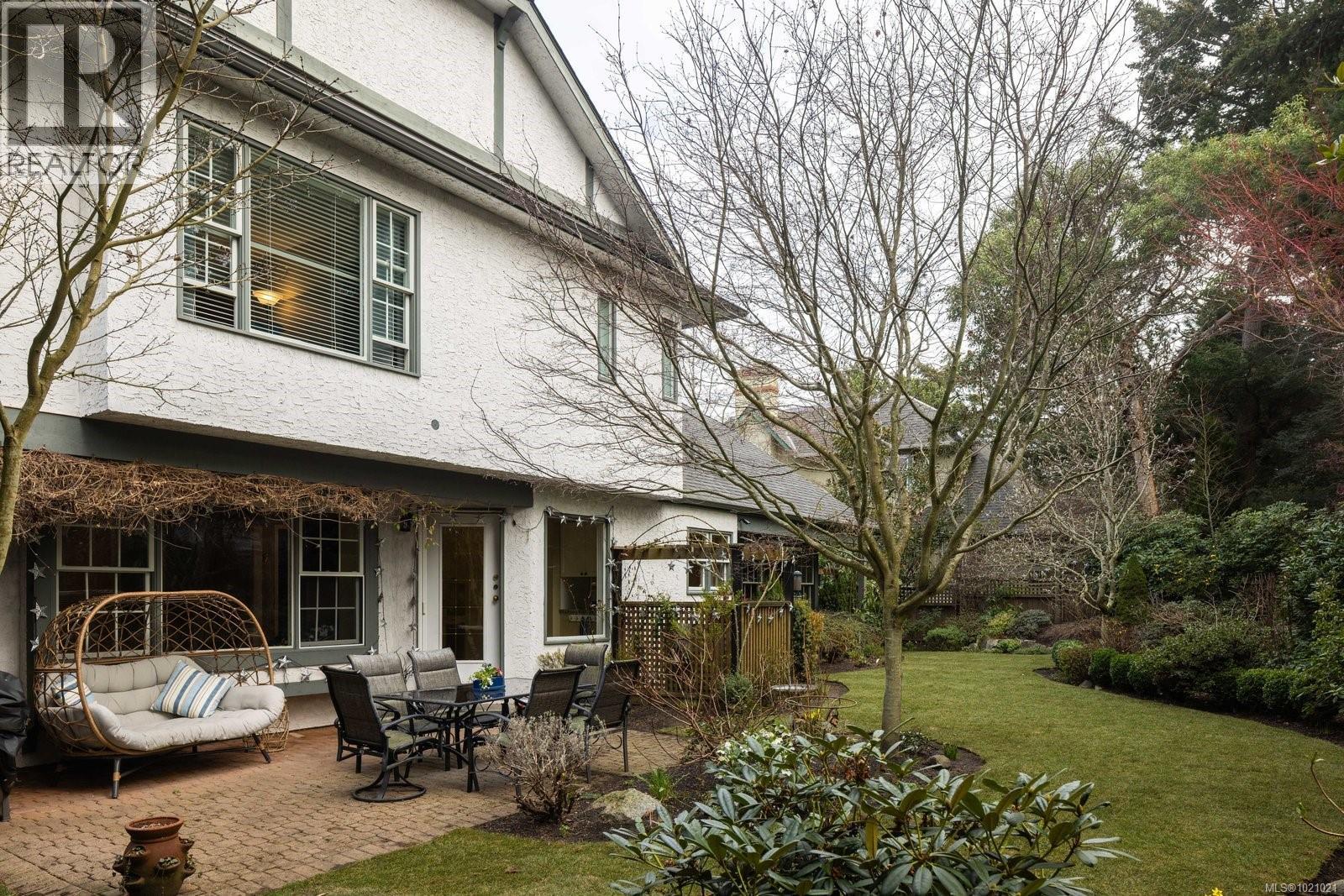  3913 Gibson Court, Saanich