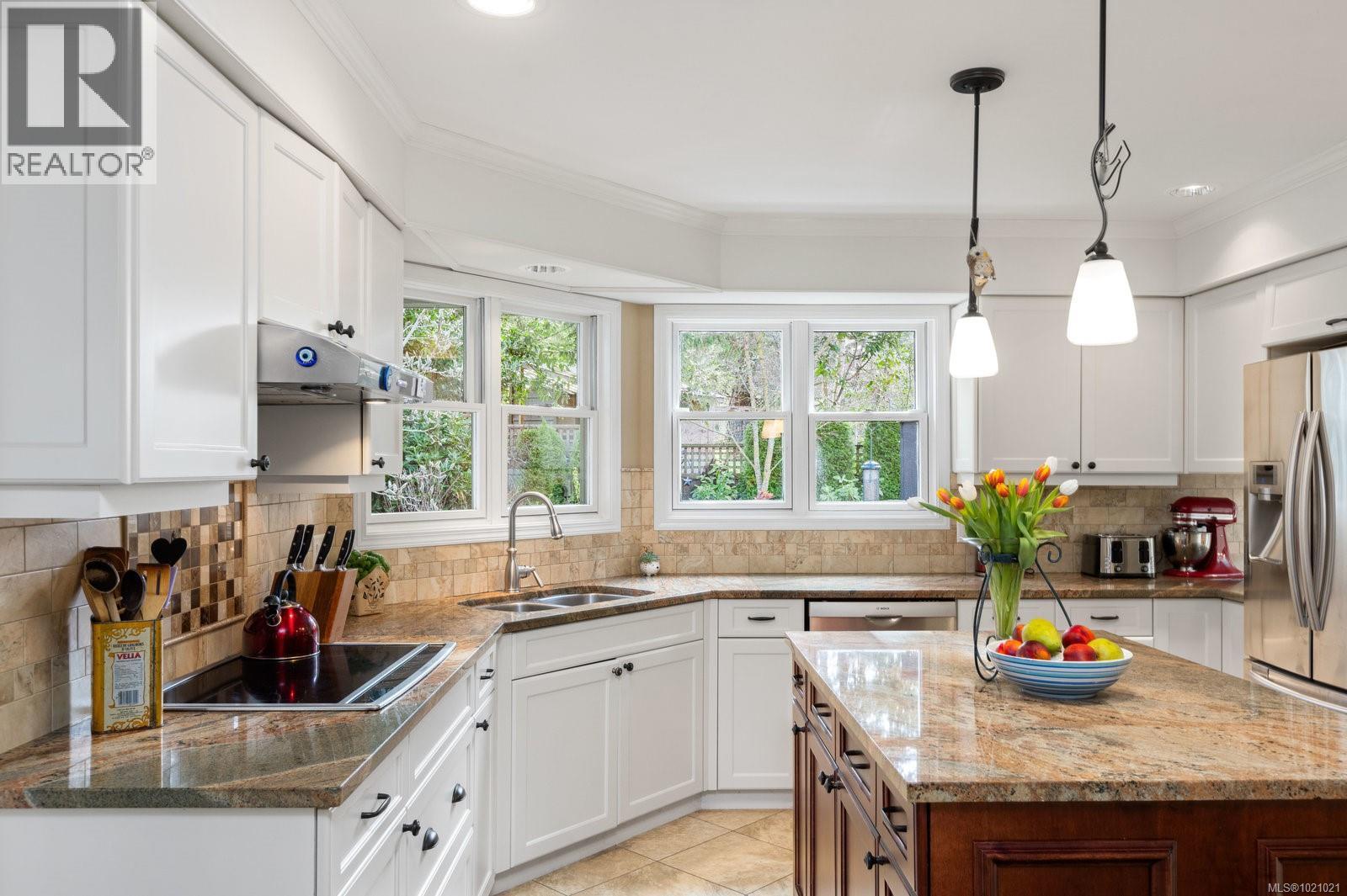  3913 Gibson Court, Saanich