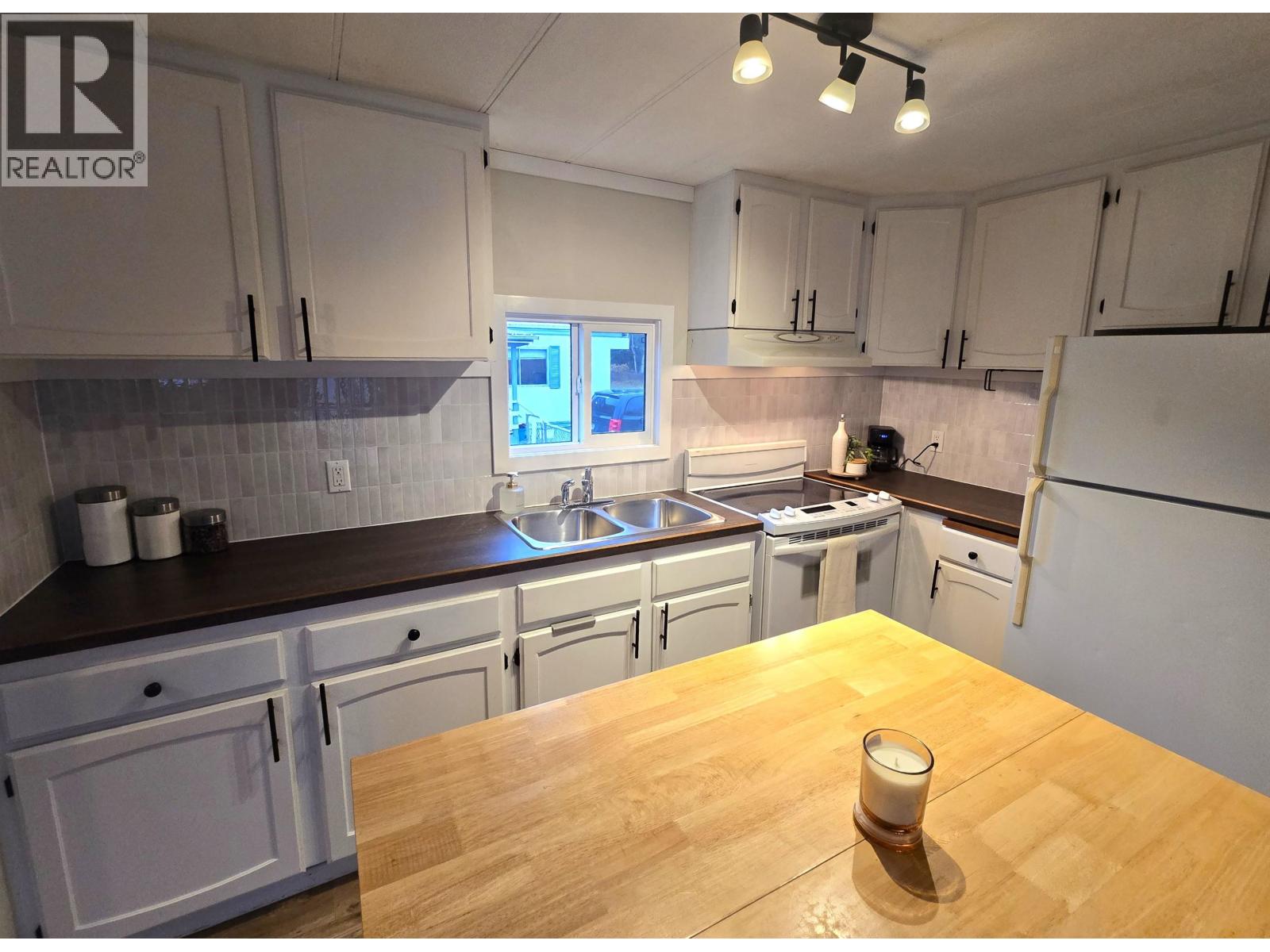 #64-4625 GRAHAM Avenue, Terrace