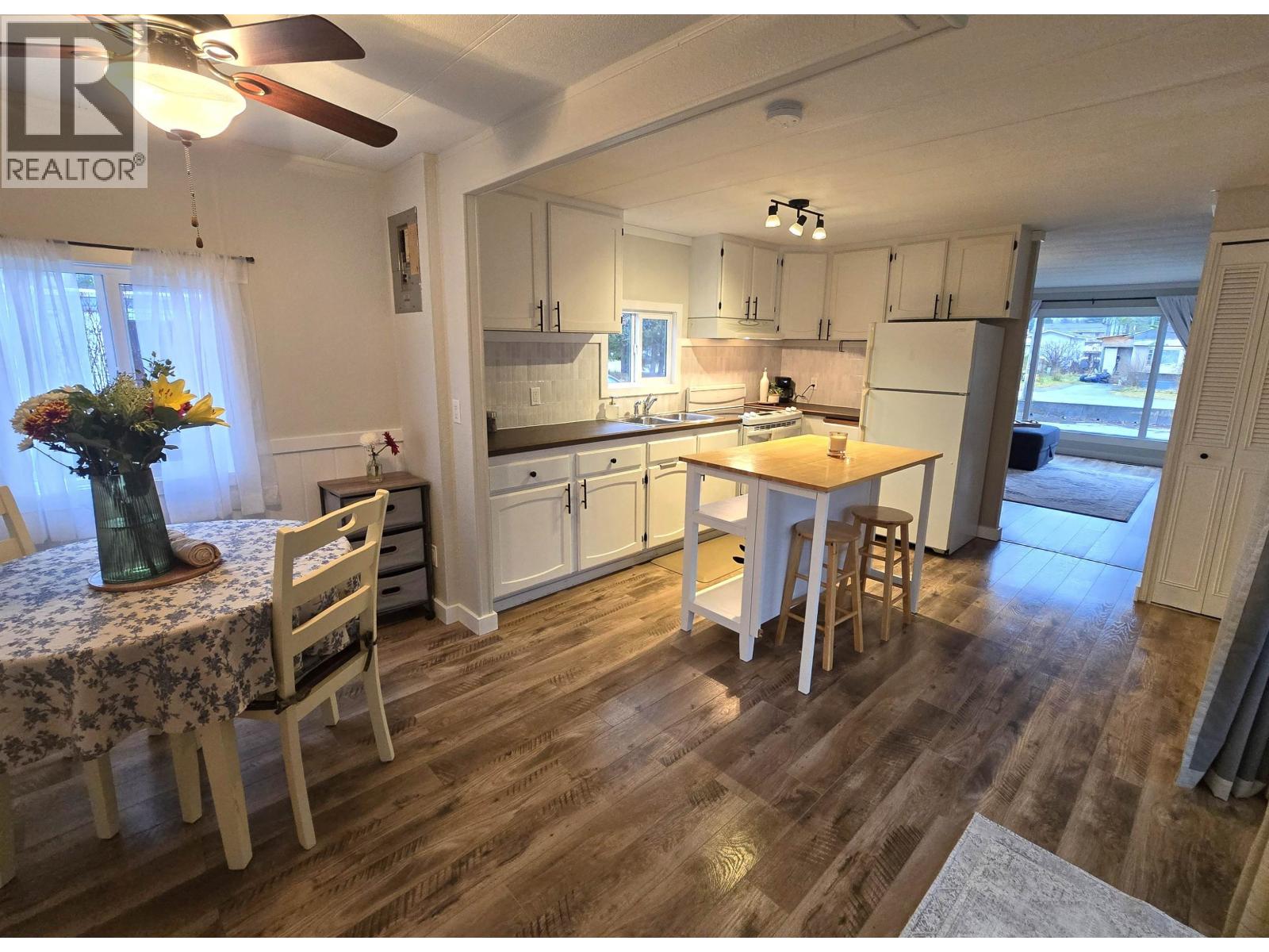 #64-4625 GRAHAM Avenue, Terrace