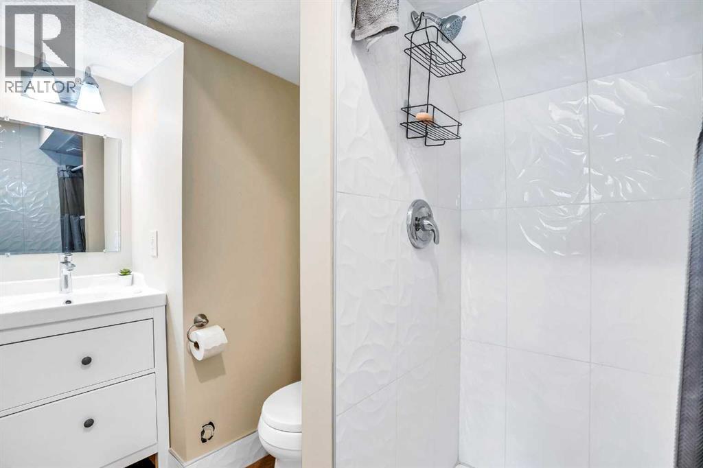 Single Family House Bi-level for Sale in  Bermuda Road NW Beddington Heights Calgary 