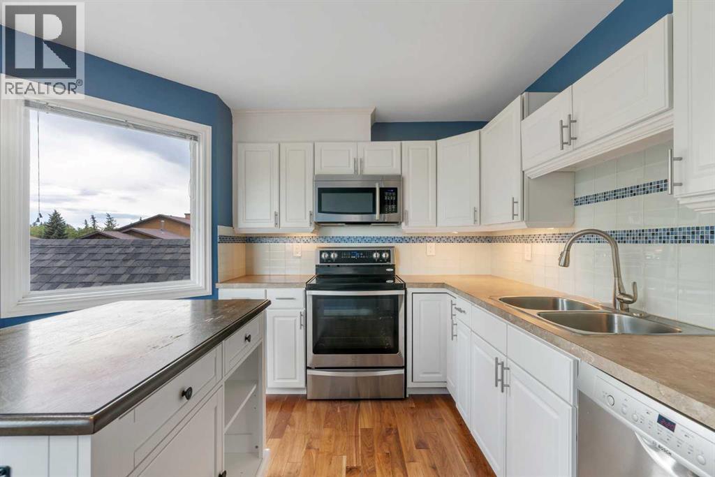 Single Family House for Sale in  Coachway Green SW Coach Hill Calgary 