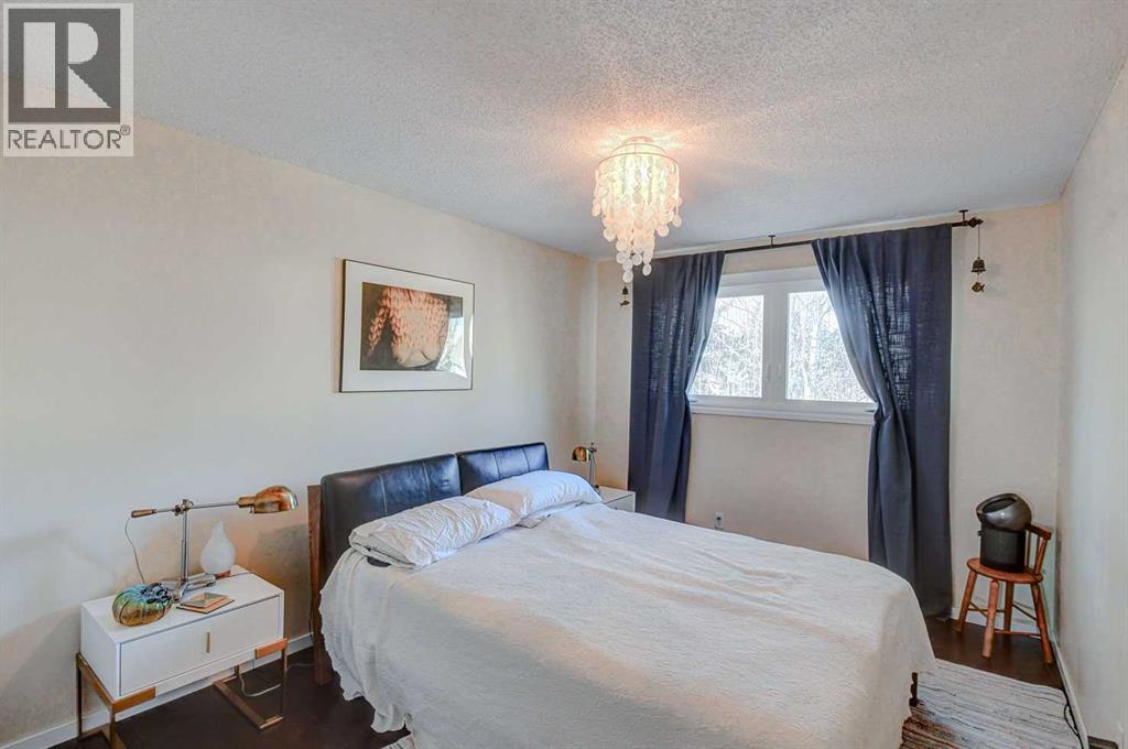 Single Family House for Sale in  Woodglen Road SW Woodbine Calgary 