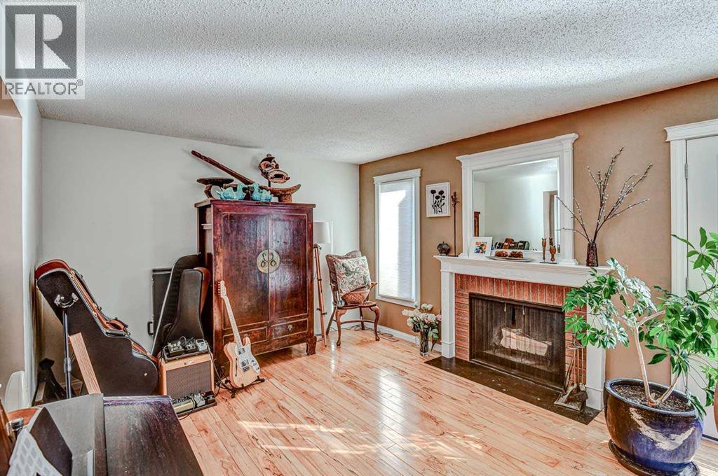 Single Family House for Sale in  Woodglen Road SW Woodbine Calgary 