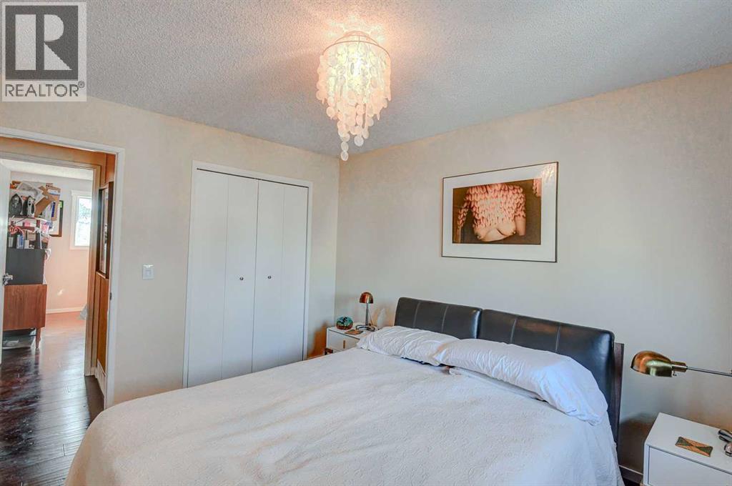 Single Family House for Sale in  Woodglen Road SW Woodbine Calgary 