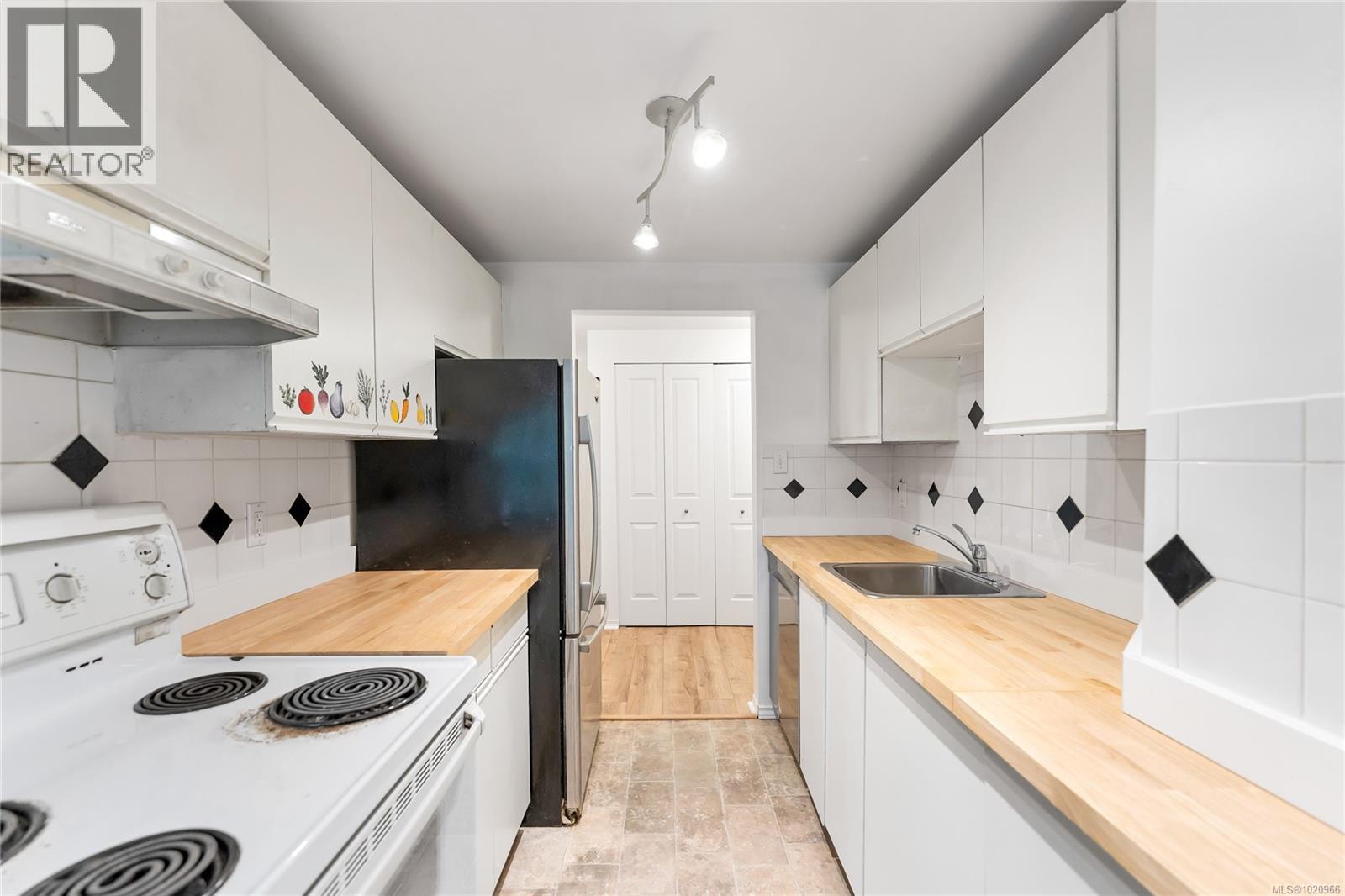 105 3277 Quadra Street, Saanich