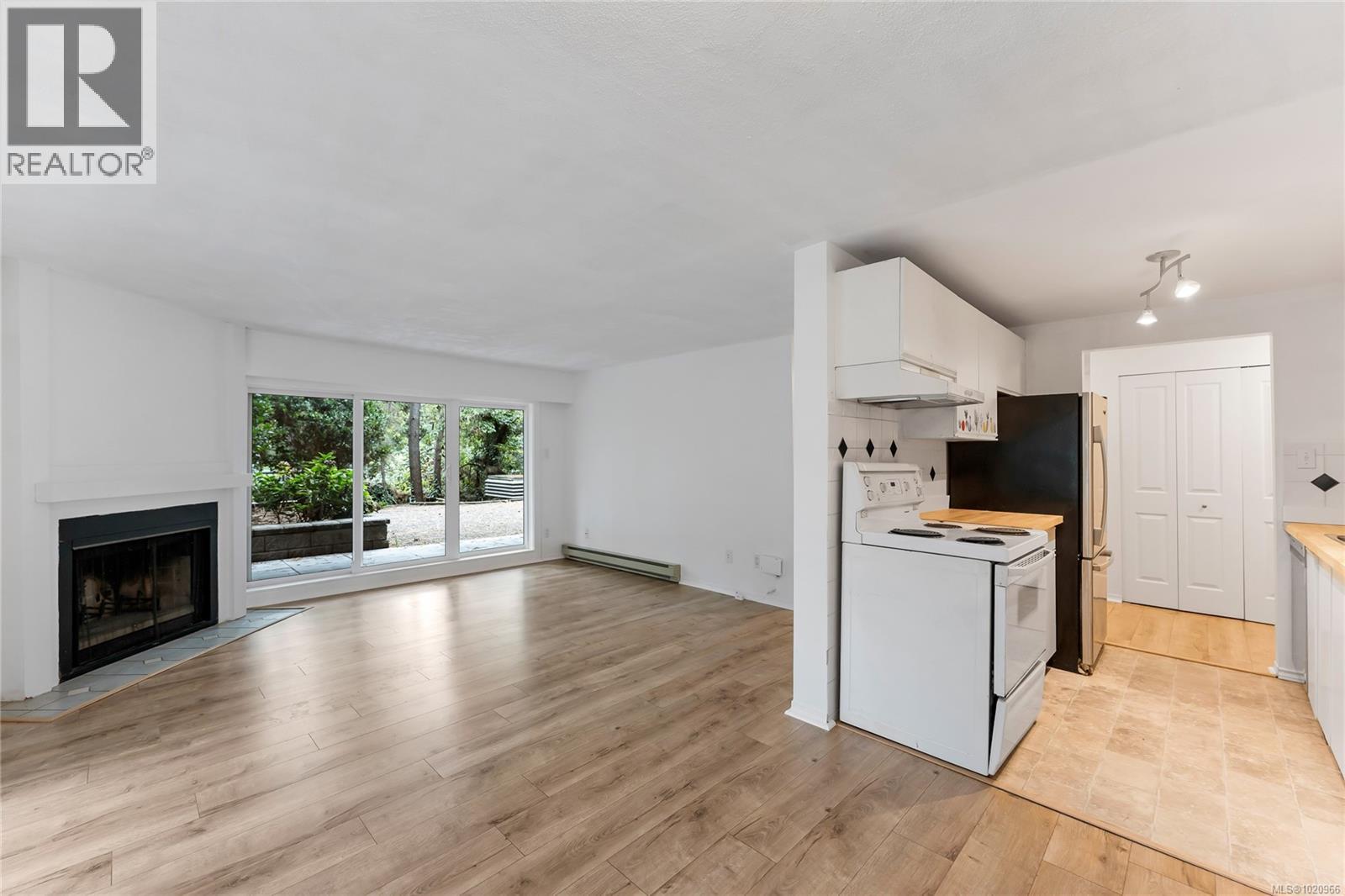 105 3277 Quadra Street, Saanich