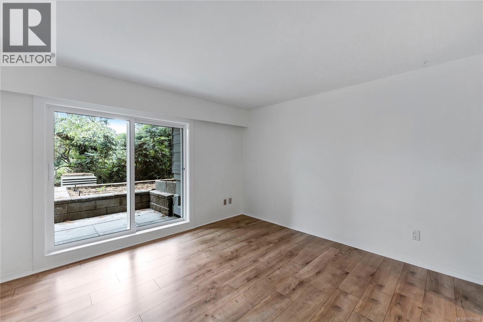 105 3277 Quadra Street, Saanich