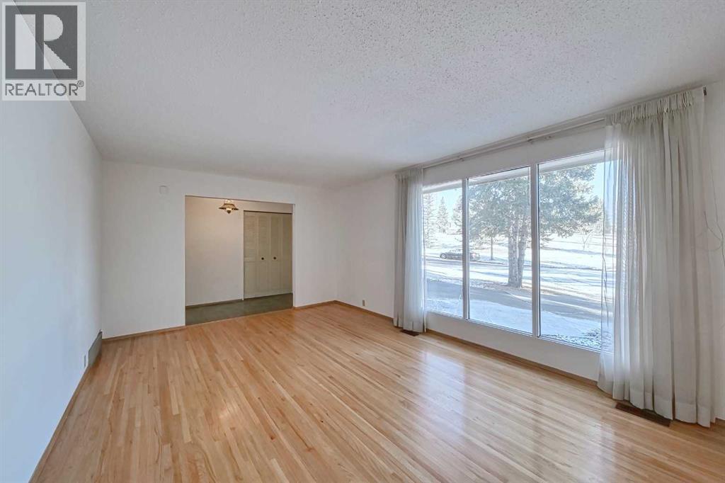 Single Family House Bungalow for Sale in  Dalmeny Hill NW Dalhousie Calgary 