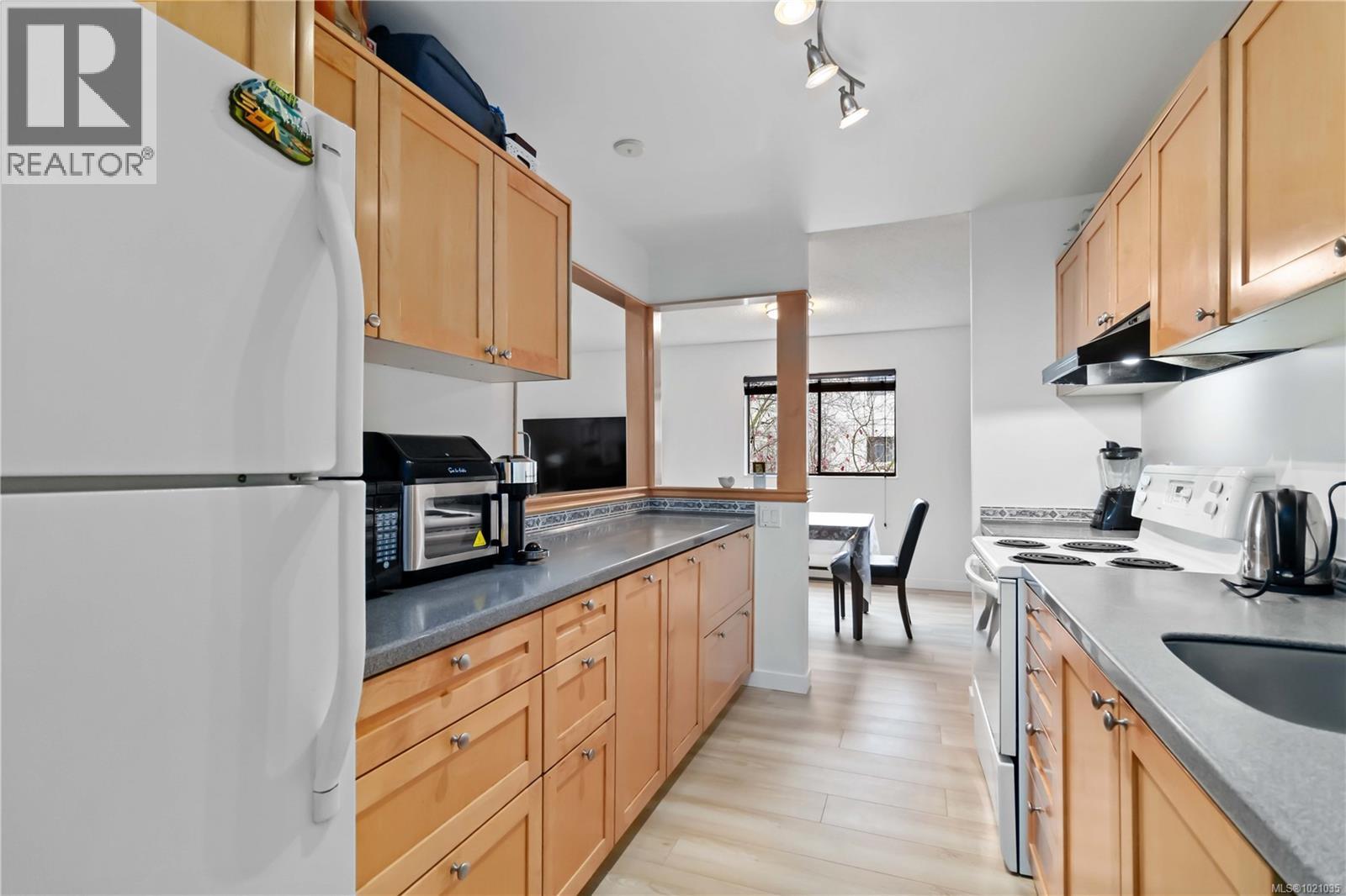 308 3255 Glasgow Avenue, Saanich