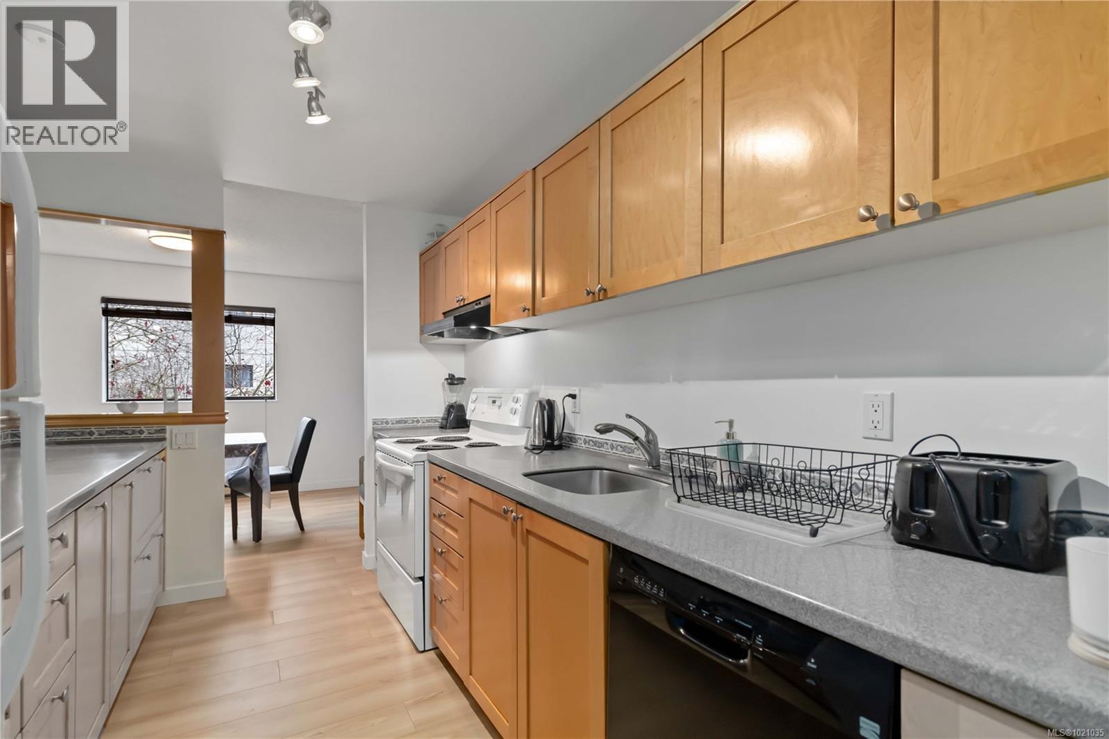 308 3255 Glasgow Avenue, Saanich