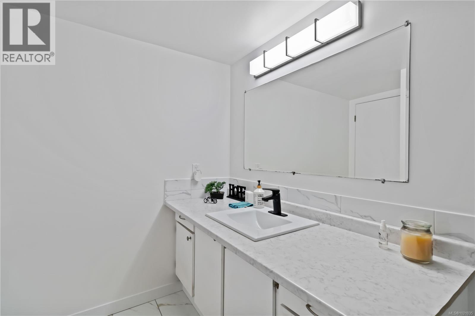 308 3255 Glasgow Avenue, Saanich