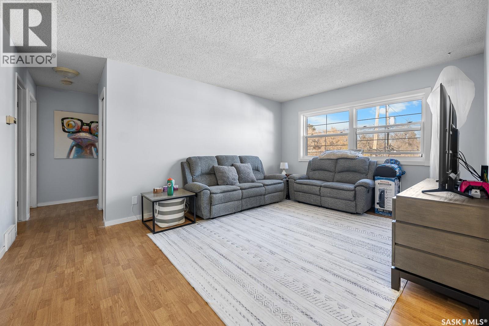 #4008 DEWDNEY AVENUE - 4