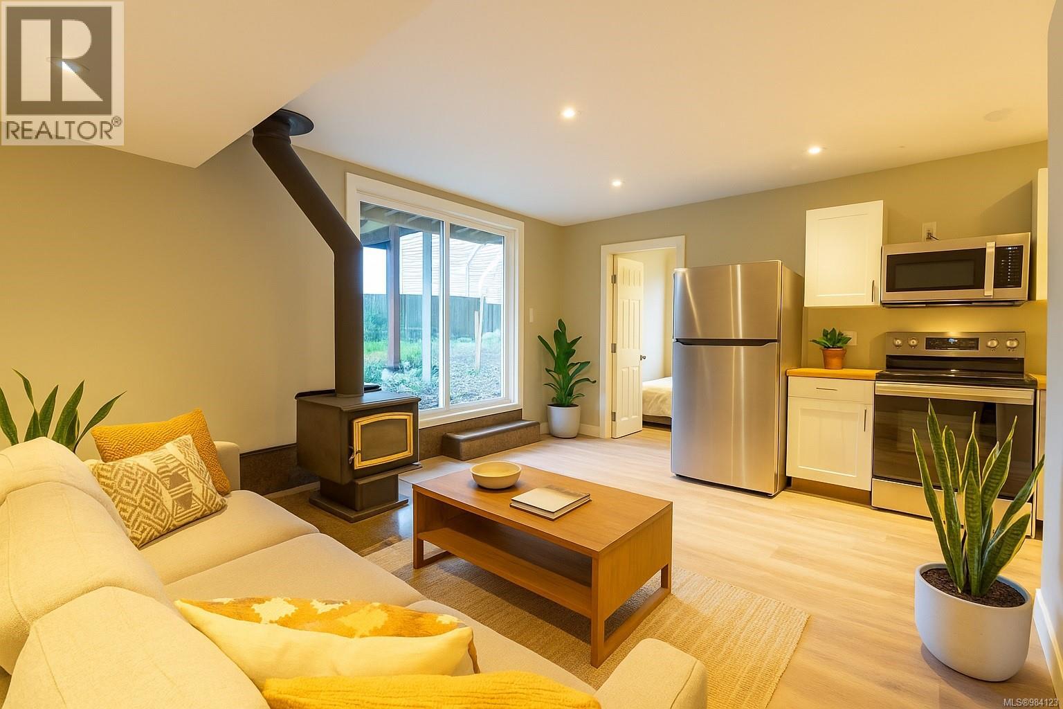 316 Leighton Way, Tofino