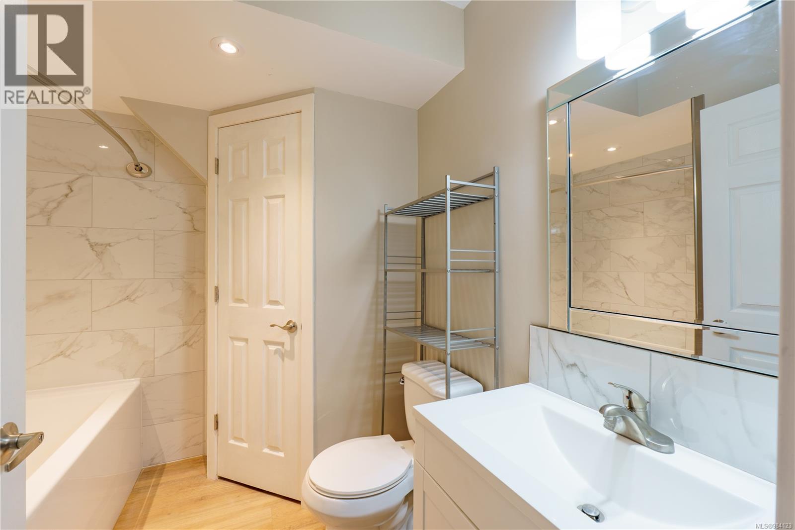 316 Leighton Way, Tofino