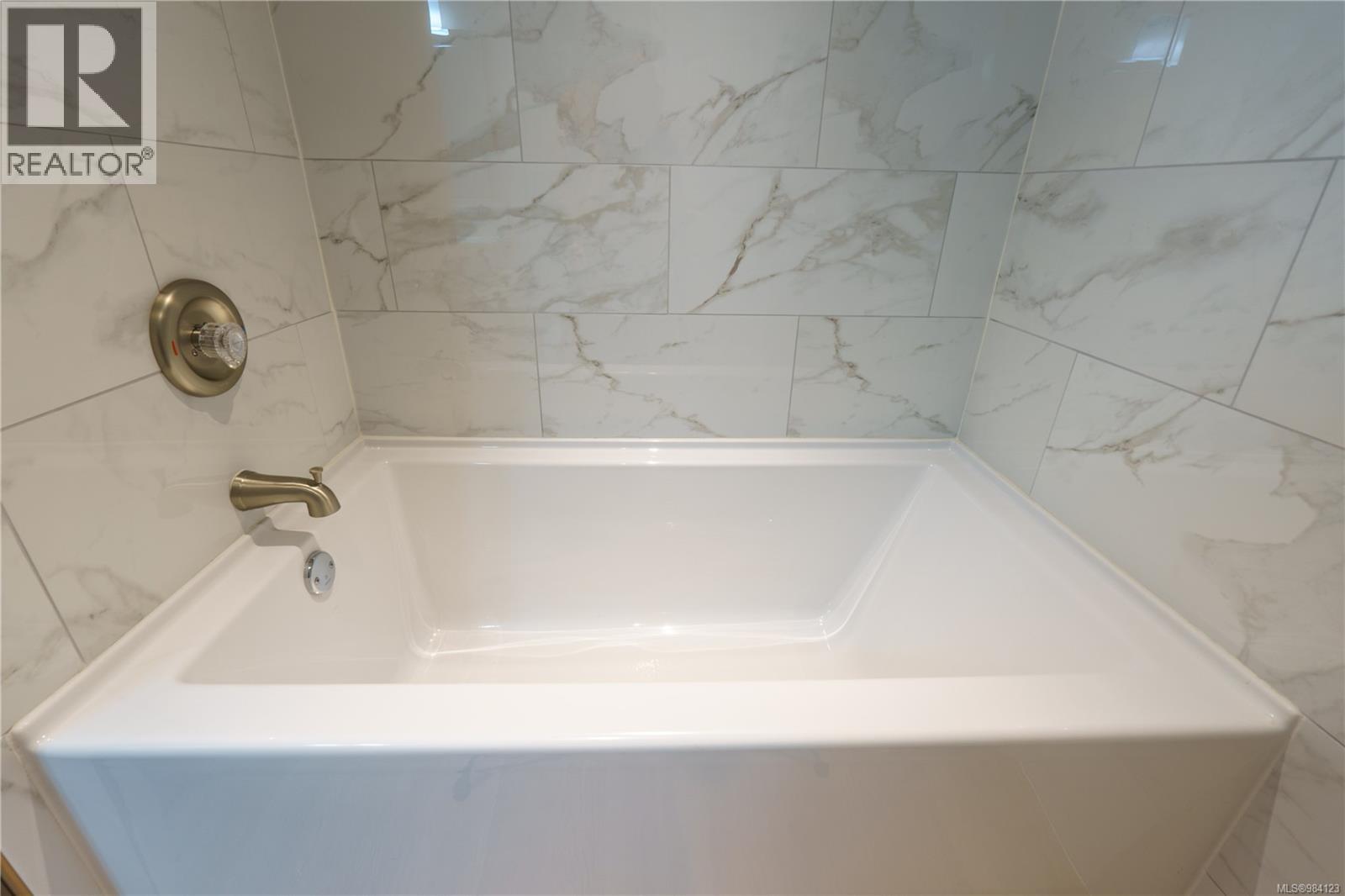 316 Leighton Way, Tofino