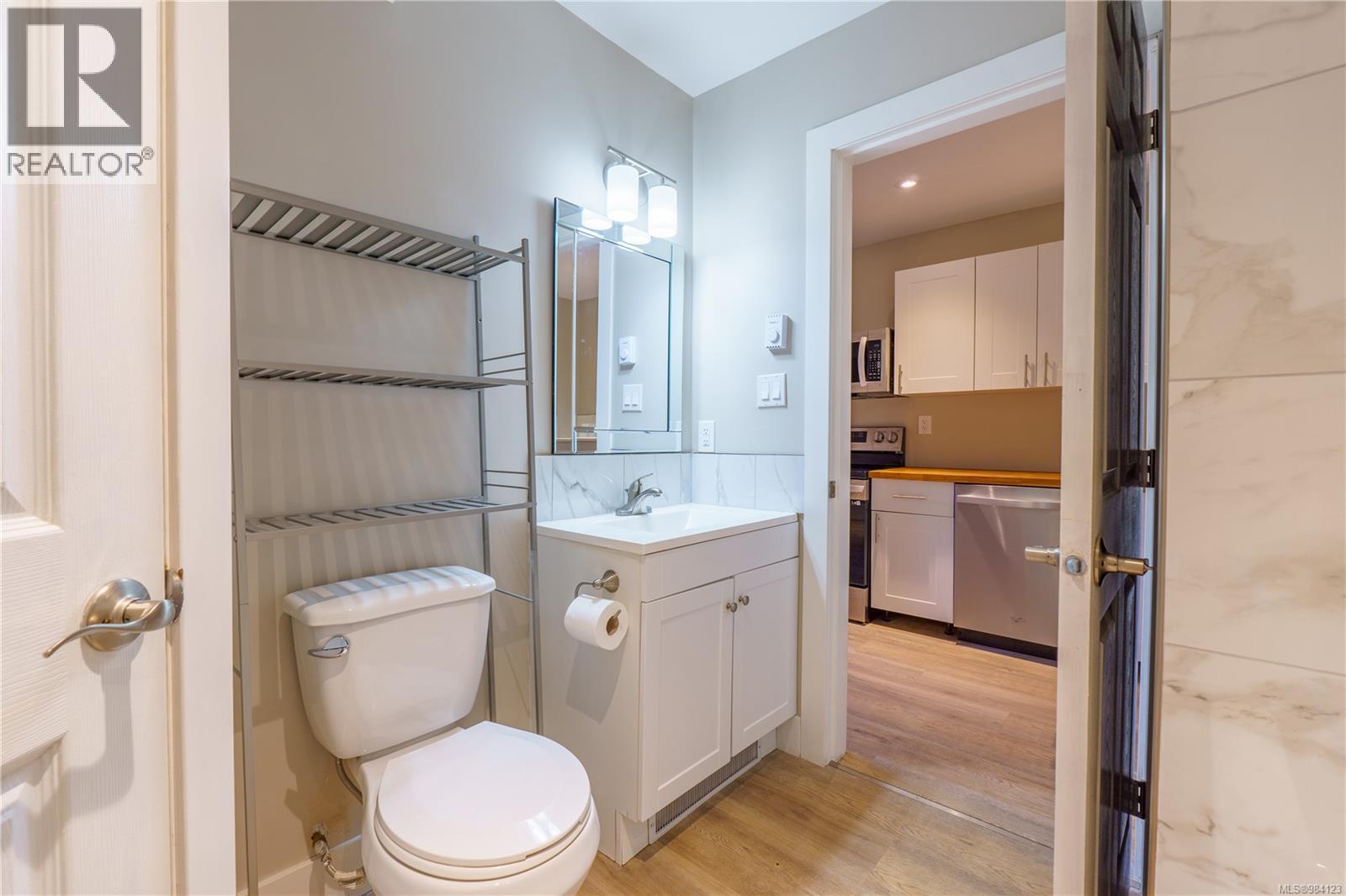 316 Leighton Way, Tofino