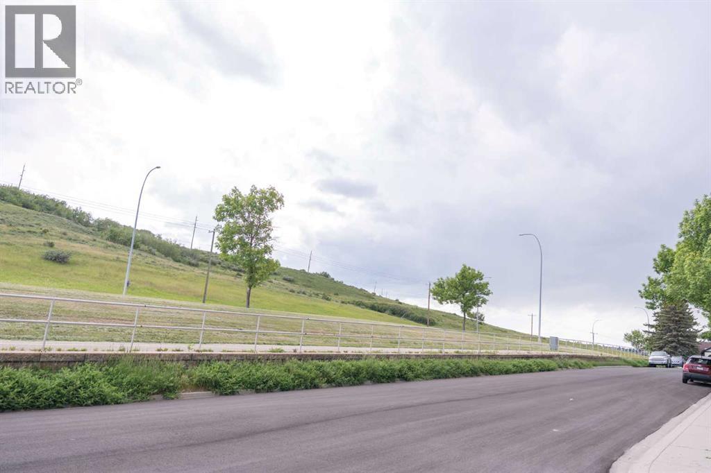 Single Family House Bi-level for Sale in  Beaconsfield Crescent NW Beddington Heights Calgary 