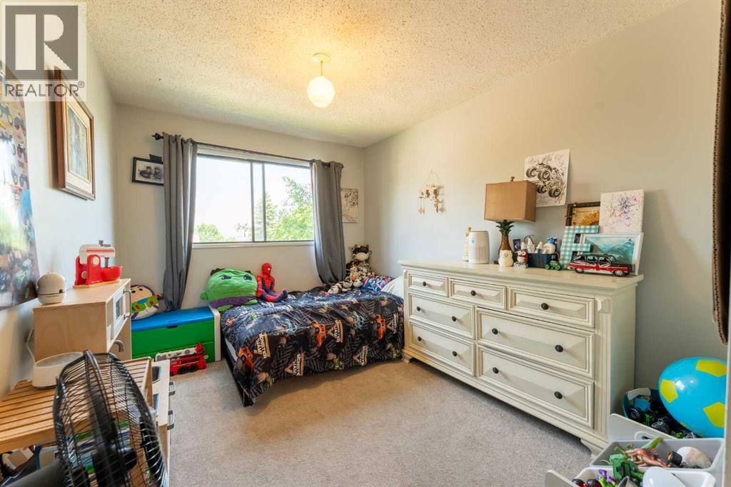 Single Family House Bi-level for Sale in  Beaconsfield Crescent NW Beddington Heights Calgary 