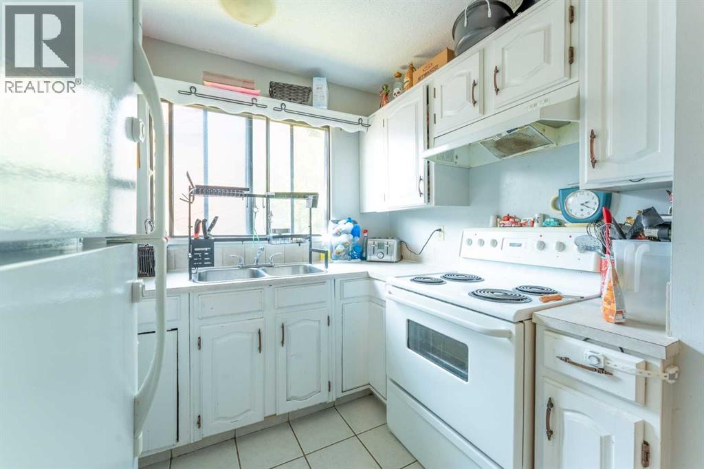 Single Family House Bi-level for Sale in  Beaconsfield Crescent NW Beddington Heights Calgary 