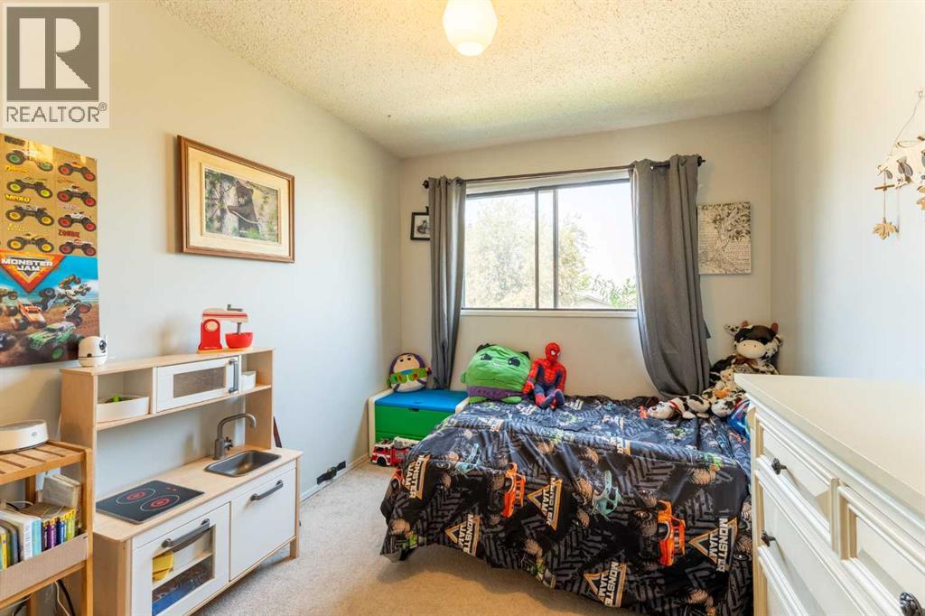 Single Family House Bi-level for Sale in  Beaconsfield Crescent NW Beddington Heights Calgary 