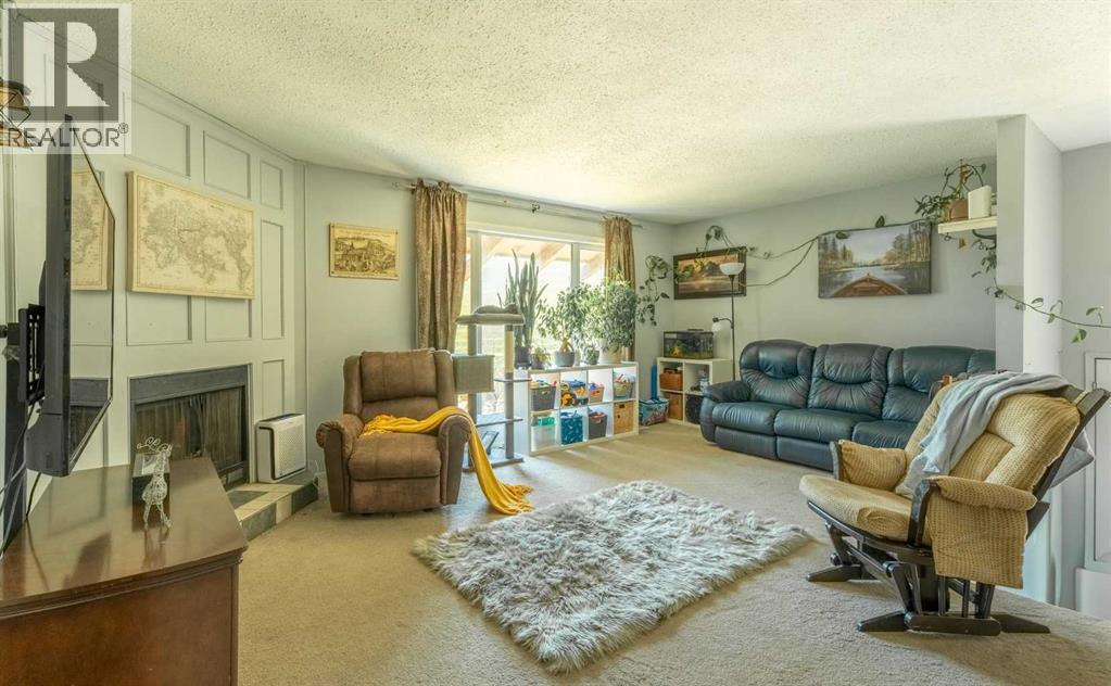 Single Family House Bi-level for Sale in  Beaconsfield Crescent NW Beddington Heights Calgary 