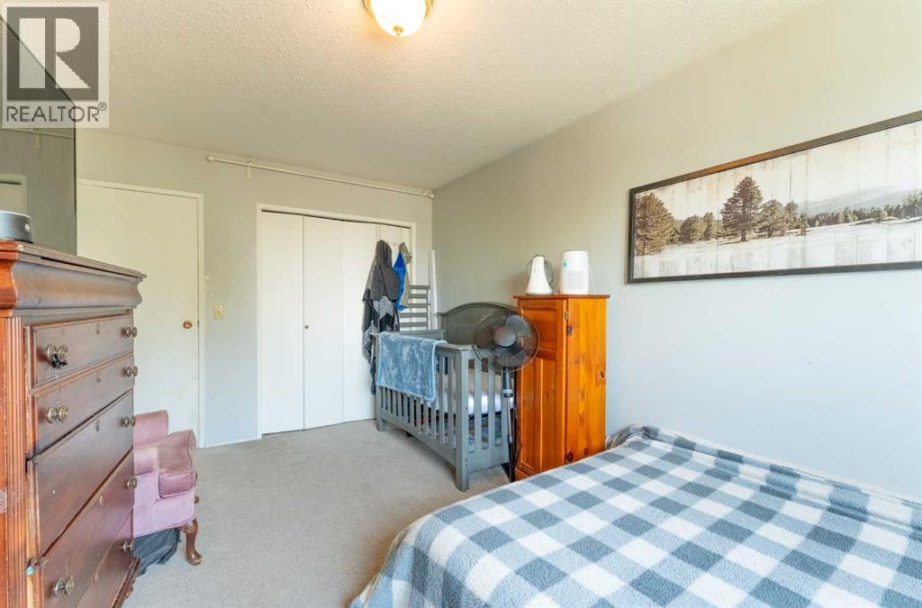 Single Family House Bi-level for Sale in  Beaconsfield Crescent NW Beddington Heights Calgary 