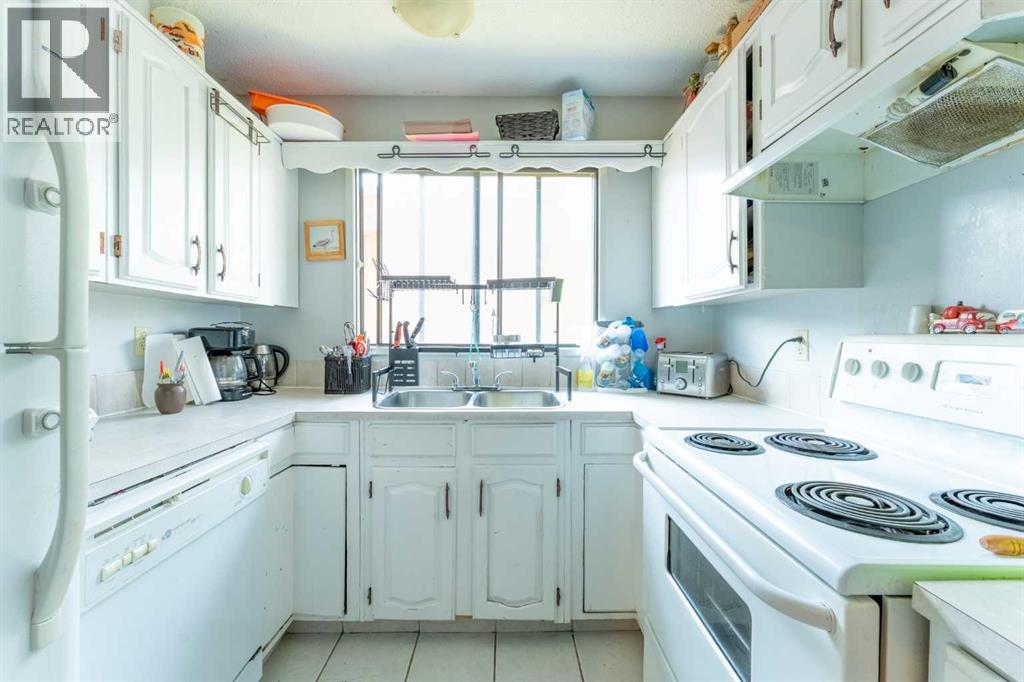 Single Family House Bi-level for Sale in  Beaconsfield Crescent NW Beddington Heights Calgary 