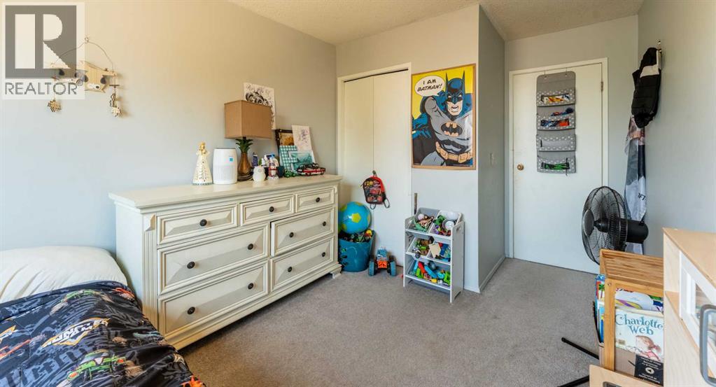 Single Family House Bi-level for Sale in  Beaconsfield Crescent NW Beddington Heights Calgary 