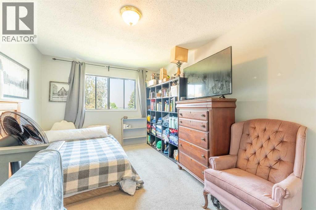 Single Family House Bi-level for Sale in  Beaconsfield Crescent NW Beddington Heights Calgary 