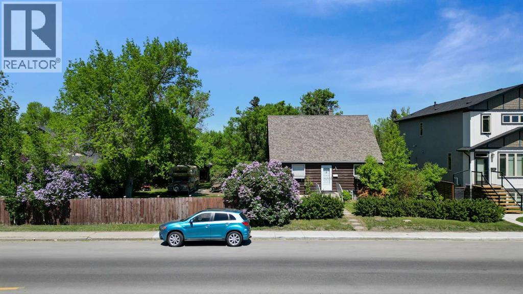 Single Family House for Sale in   Avenue NW Bowness Calgary 