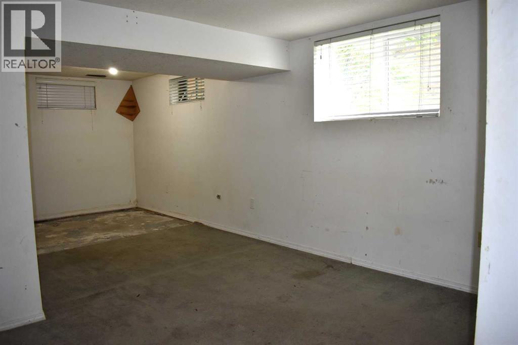 Single Family House for Sale in   Avenue NW Bowness Calgary 