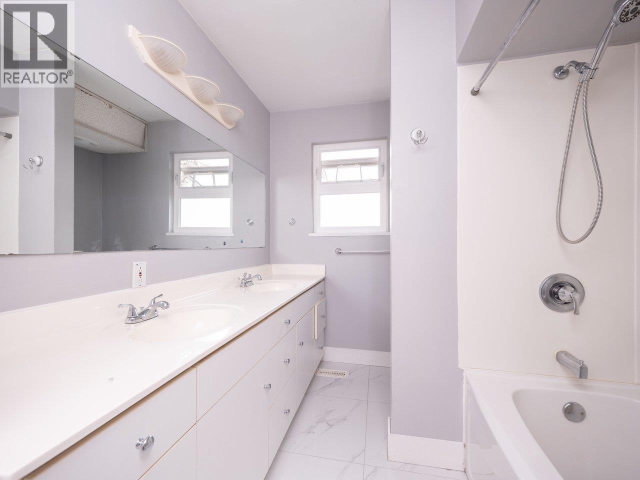 5247 10A Avenue, Delta