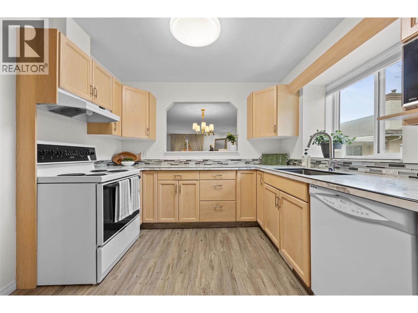 18 1874 Parkview Crescent, Kelowna