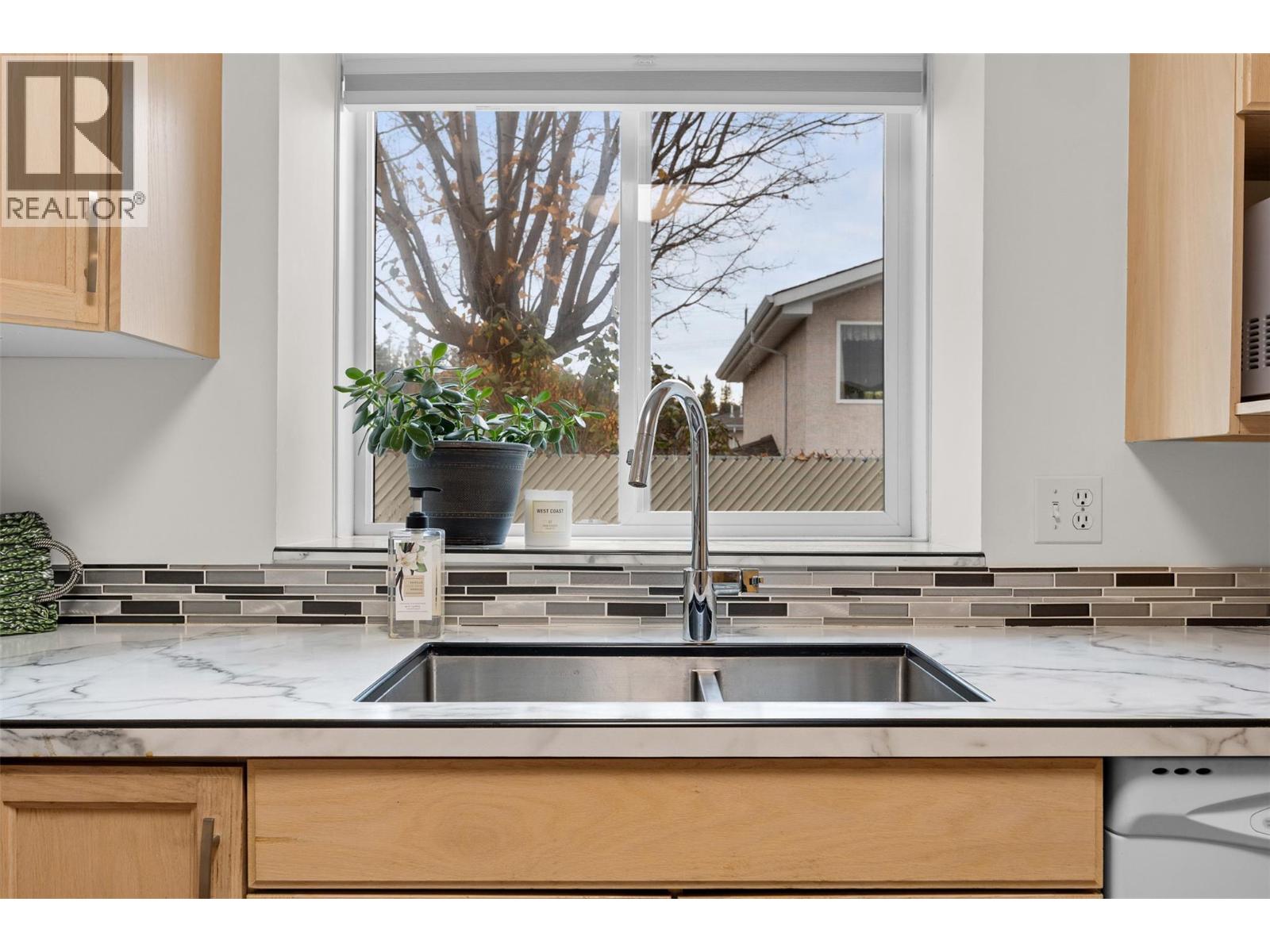 18 1874 Parkview Crescent, Kelowna