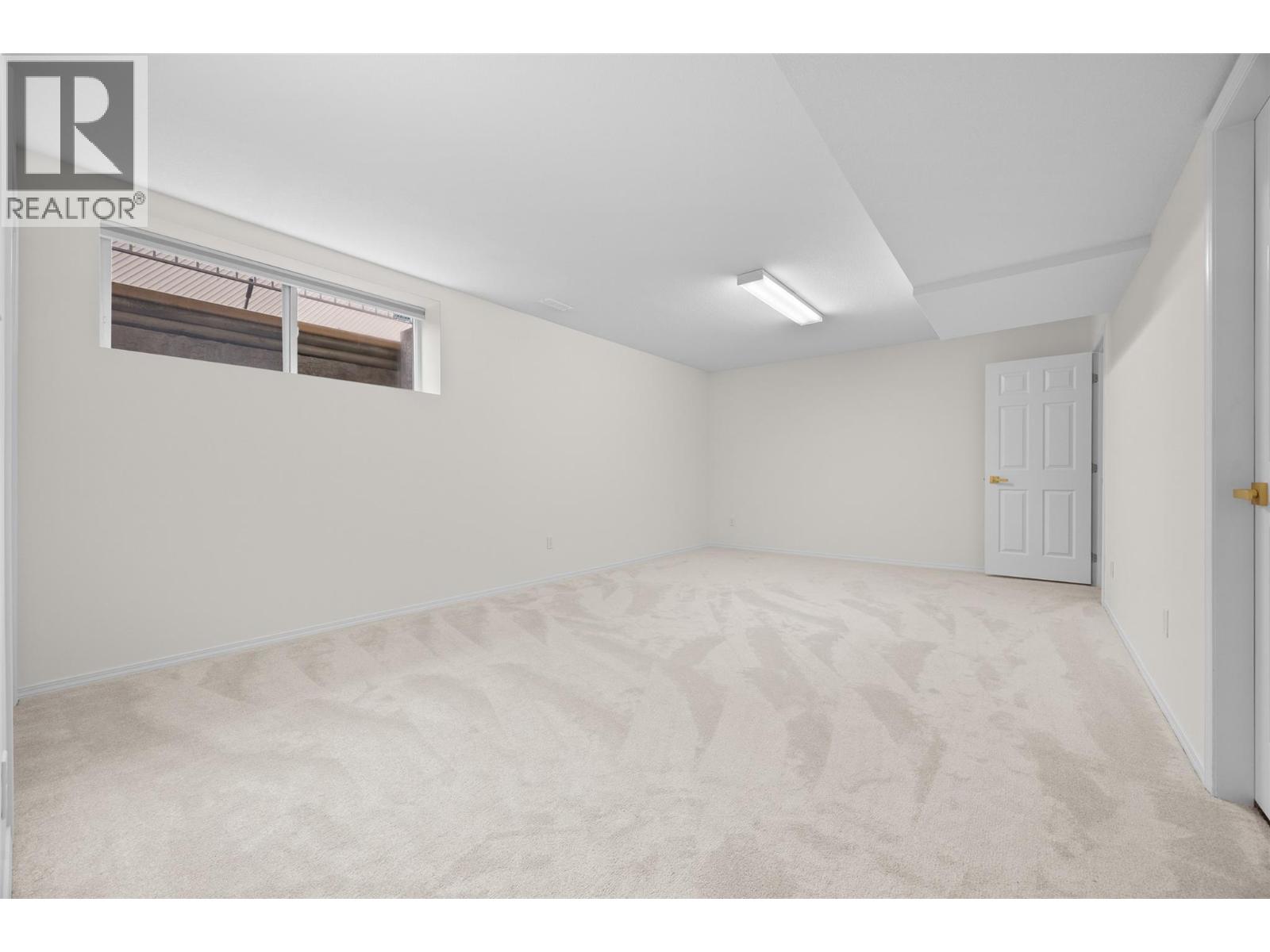 18 1874 Parkview Crescent, Kelowna