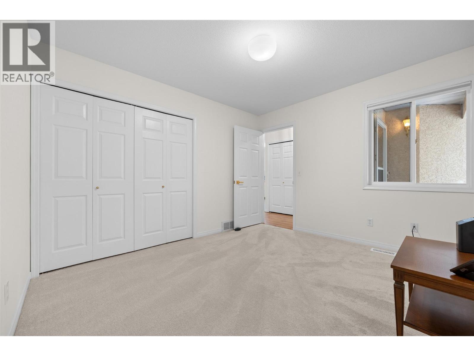 18 1874 Parkview Crescent, Kelowna