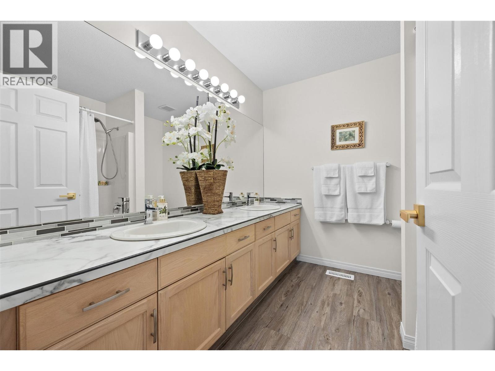 18 1874 Parkview Crescent, Kelowna